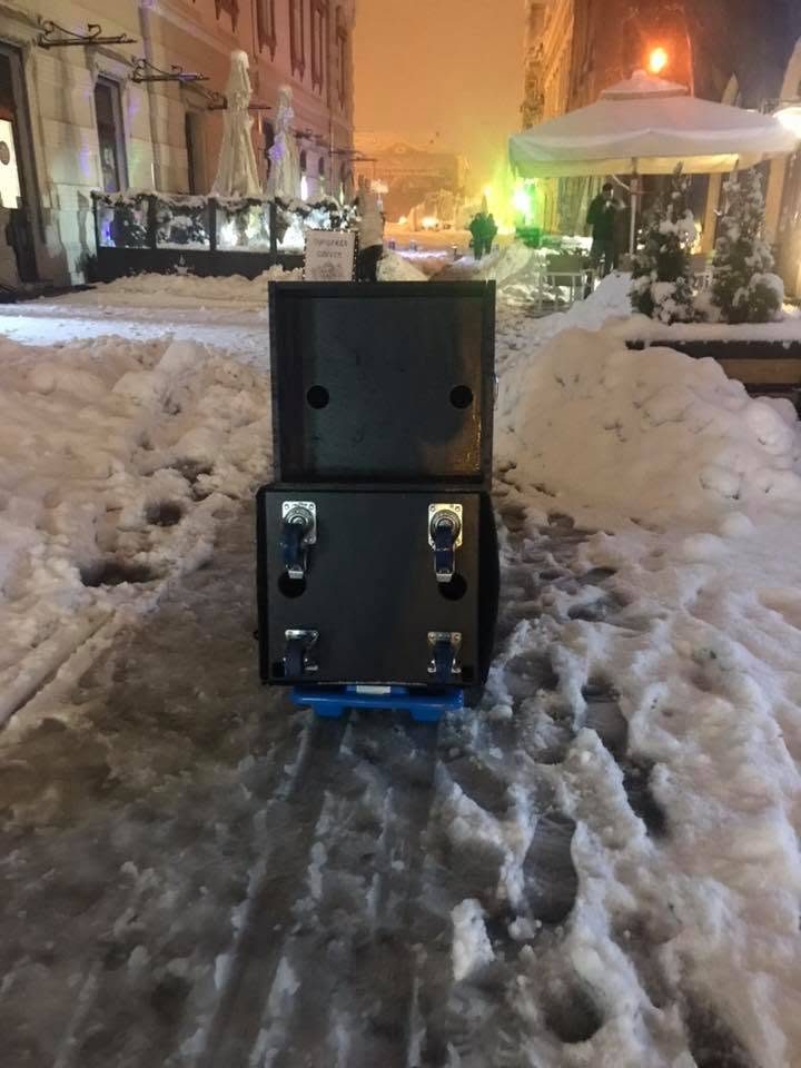 GiuGiu Fotobox auf der Sackkarre im Schnee, unterwegs zum Winterevent