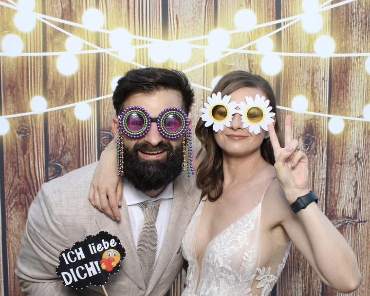 Brautpaar mit Spaßbrillen vor der GiuGiu Photobox