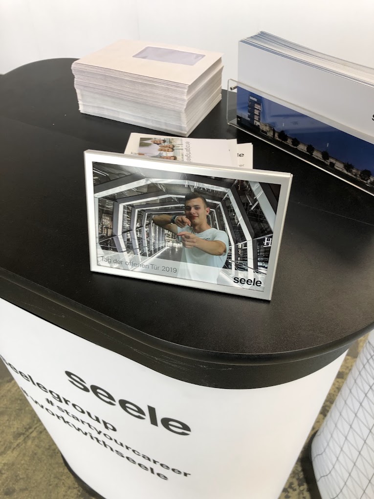 Gerahmter GiuGiu-Fotodruck im 10×15-Format vom Tag der offenen Tür auf dem Karriere-Messestand von seele