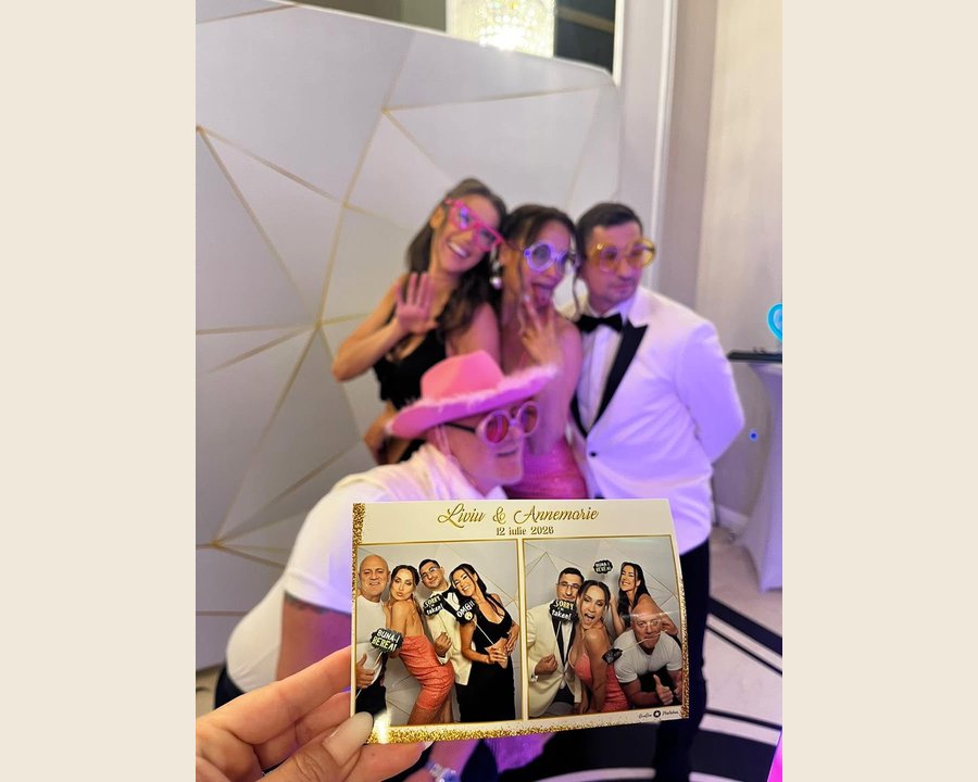 Gäste halten ihre frisch gedruckten Fotos aus der GiuGiu Photobox in der Hand